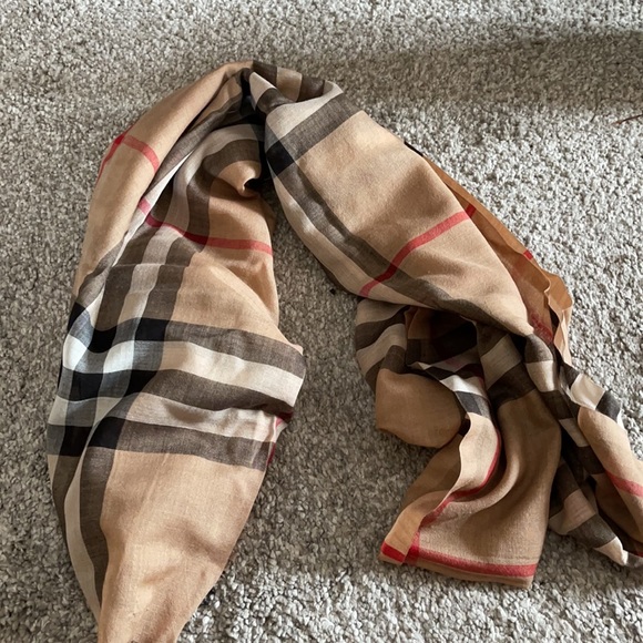 Authentic ❌SOLD ❌Burberry scarf wool/ silk - Picture 4 of 10